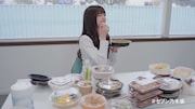 大量の弁当を前に恍惚の表情を浮かべたまま固まる松村沙友理。