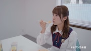 スプーンを持ったまま固まる衛藤美彩。