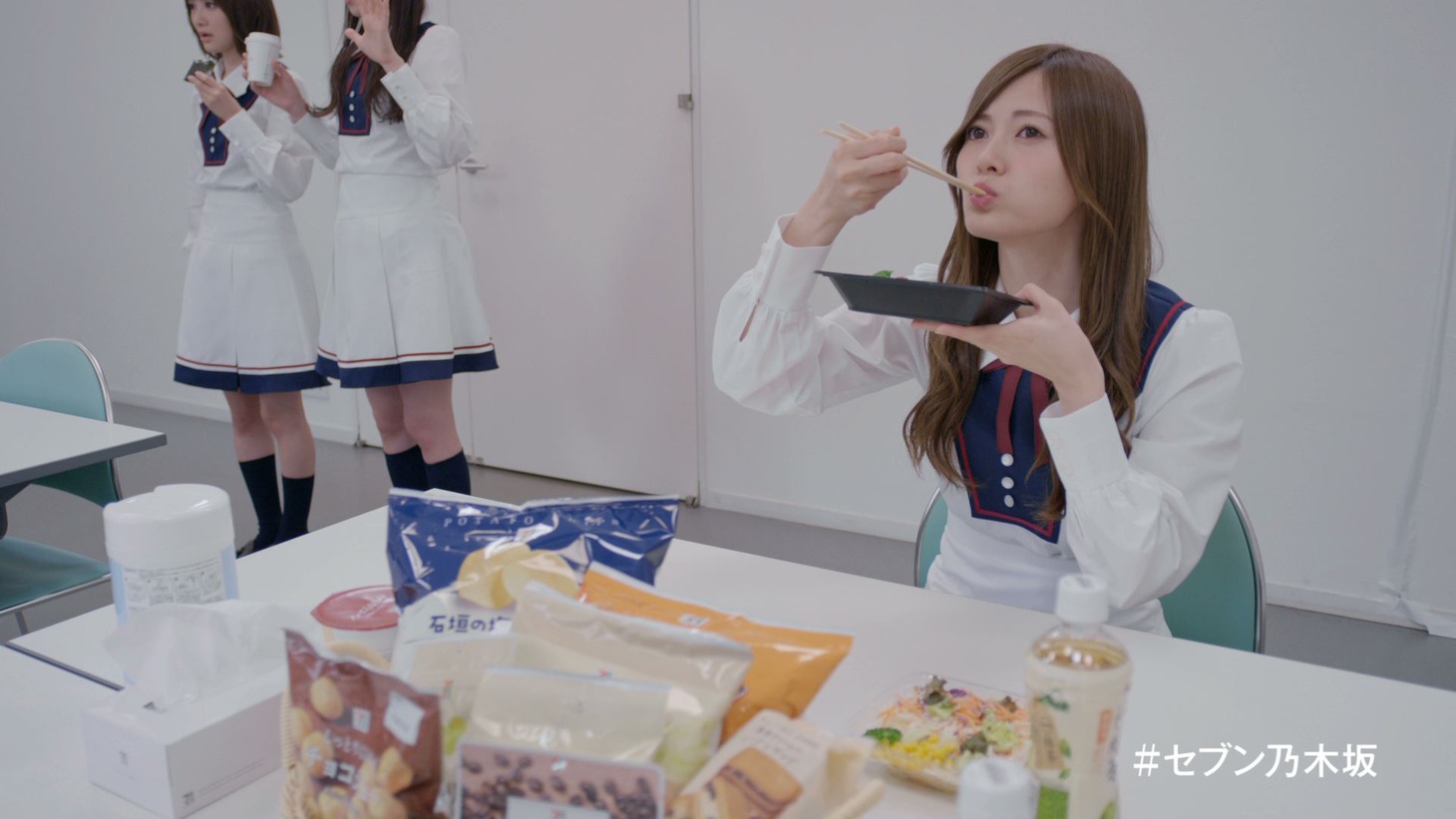 弁当を頬張ったまま固まる白石麻衣。