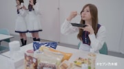 弁当を頬張ったまま固まる白石麻衣。