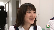 「乃木坂46がマネキンチャレンジ!」メイキング映像より、頰に米粒を付けて笑顔の生駒里奈。