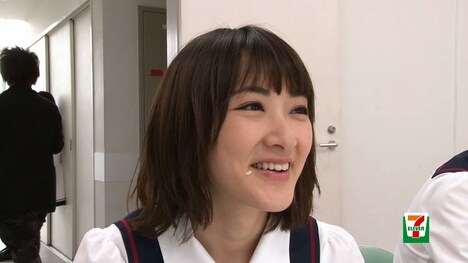 「乃木坂46がマネキンチャレンジ!」メイキング映像より、頰に米粒を付けて笑顔の生駒里奈。