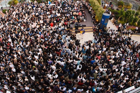 さユりの路上ライブの様子。（写真提供：アリオラジャパン）
