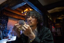 若旦那演じる謎の記者・長谷川。