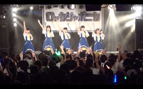 ロッカジャポニカ「SPARKLE TOUR!!」ライブ映像のワンシーン。