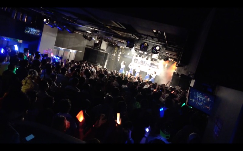 ロッカジャポニカ「SPARKLE TOUR!!」ライブ映像のワンシーン。
