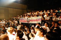 ヒラノノゾミの誕生日を祝福するオーディエンス。（写真提供：オツモレコード）