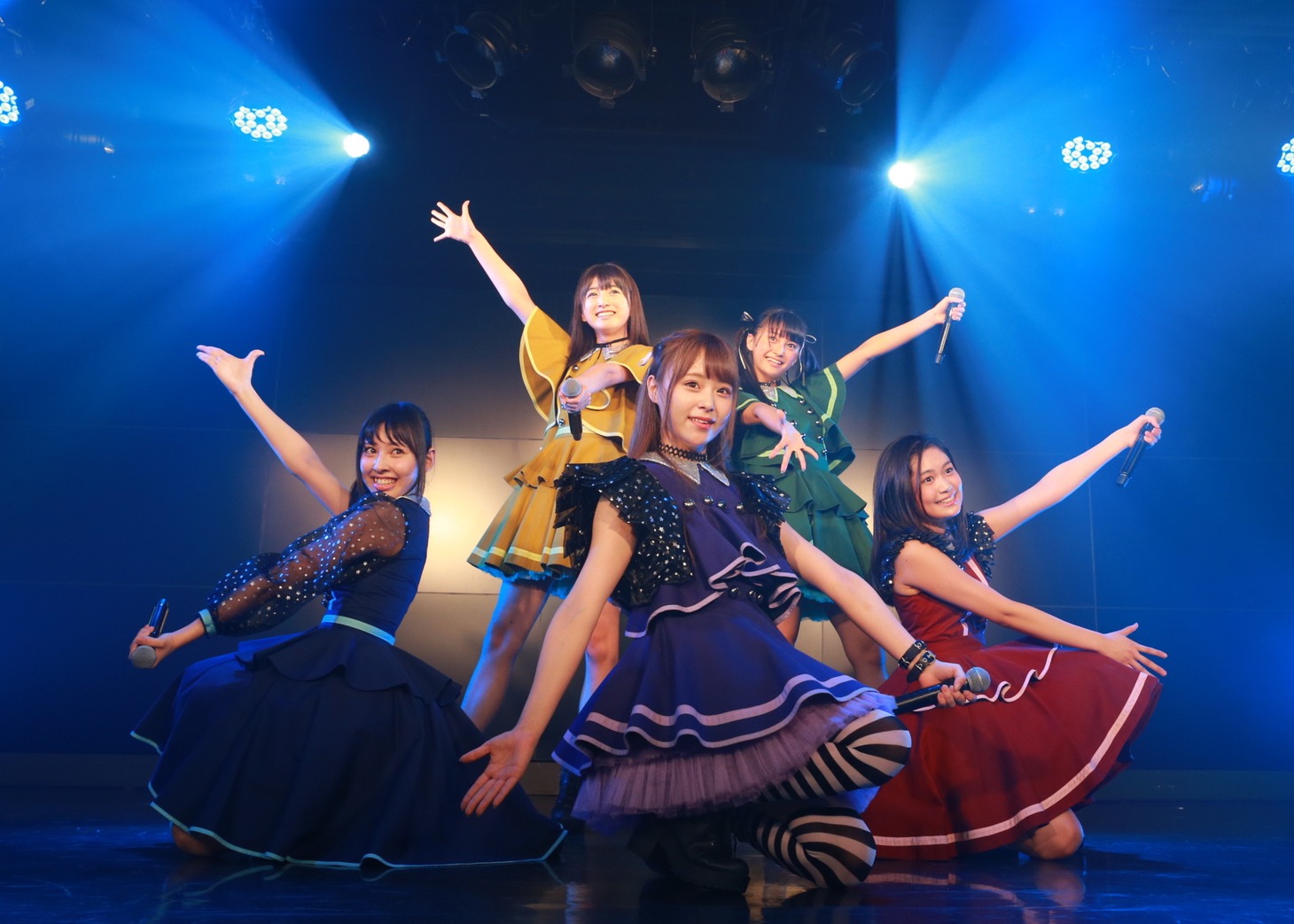マジカル・パンチライン「マジパン定期公演～MAGiLiVE in アキヴァルハラ～追加公演『ガールズ・イン・ワンダーランド』」東京・AKIBAカルチャーズ劇場公演の様子。（写真提供：ポニーキャニオン）