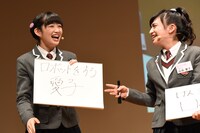 山出愛子（右）の秘密を暴露する岡崎百々子（左）。