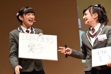 山出愛子（右）の秘密を暴露する岡崎百々子（左）。