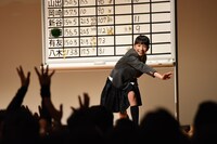 弟に習ったピッチングフォームでボールを投げるも3列目までしか届かなかった有友緒心。