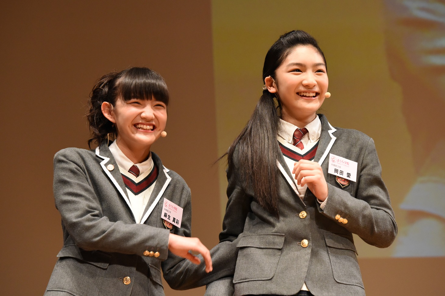 テンパる岡田愛（右）をフォローする麻生真彩（左）。