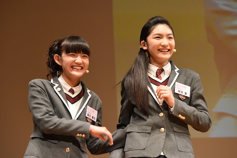 テンパる岡田愛(右)をフォローする麻生真彩(左)。