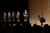 「普通だったじゃん！」と絶叫する麻生真彩（右）とそれを見守る２時限目の出席者。