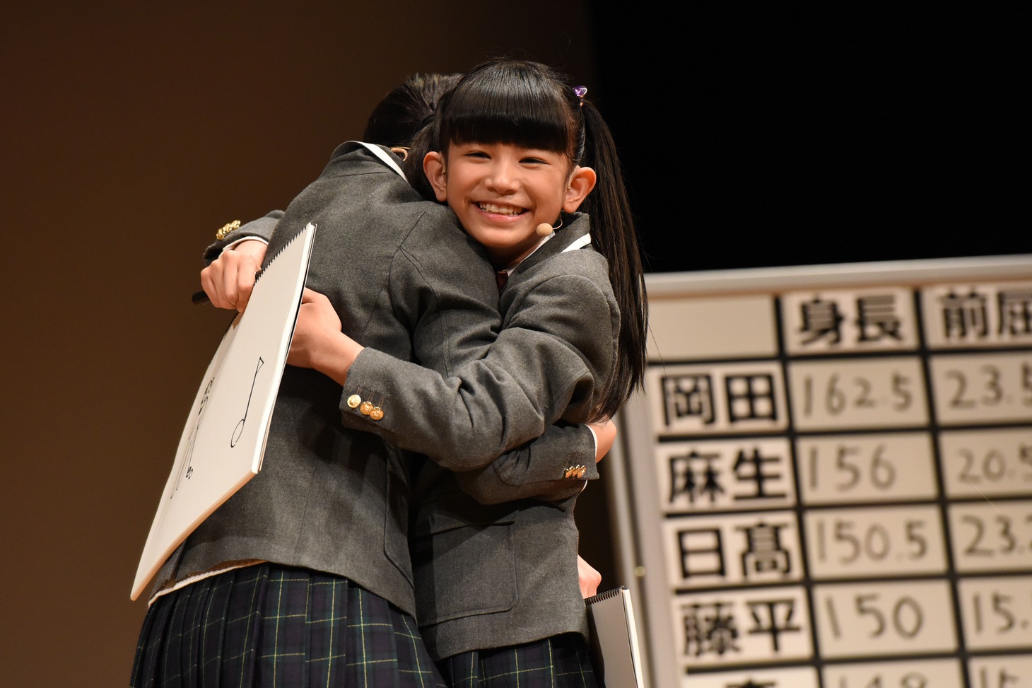 岡田愛と笑顔で抱き合う田中美空。