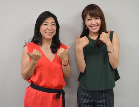 左から小野リサ、堤友香アナウンサー。（写真提供：TOKYO FM）