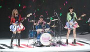 「泣き虫少年」を演奏するBuono!。(写真提供:アップフロント)