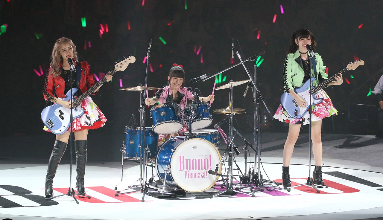 「泣き虫少年」を演奏するBuono!。（写真提供：アップフロント）