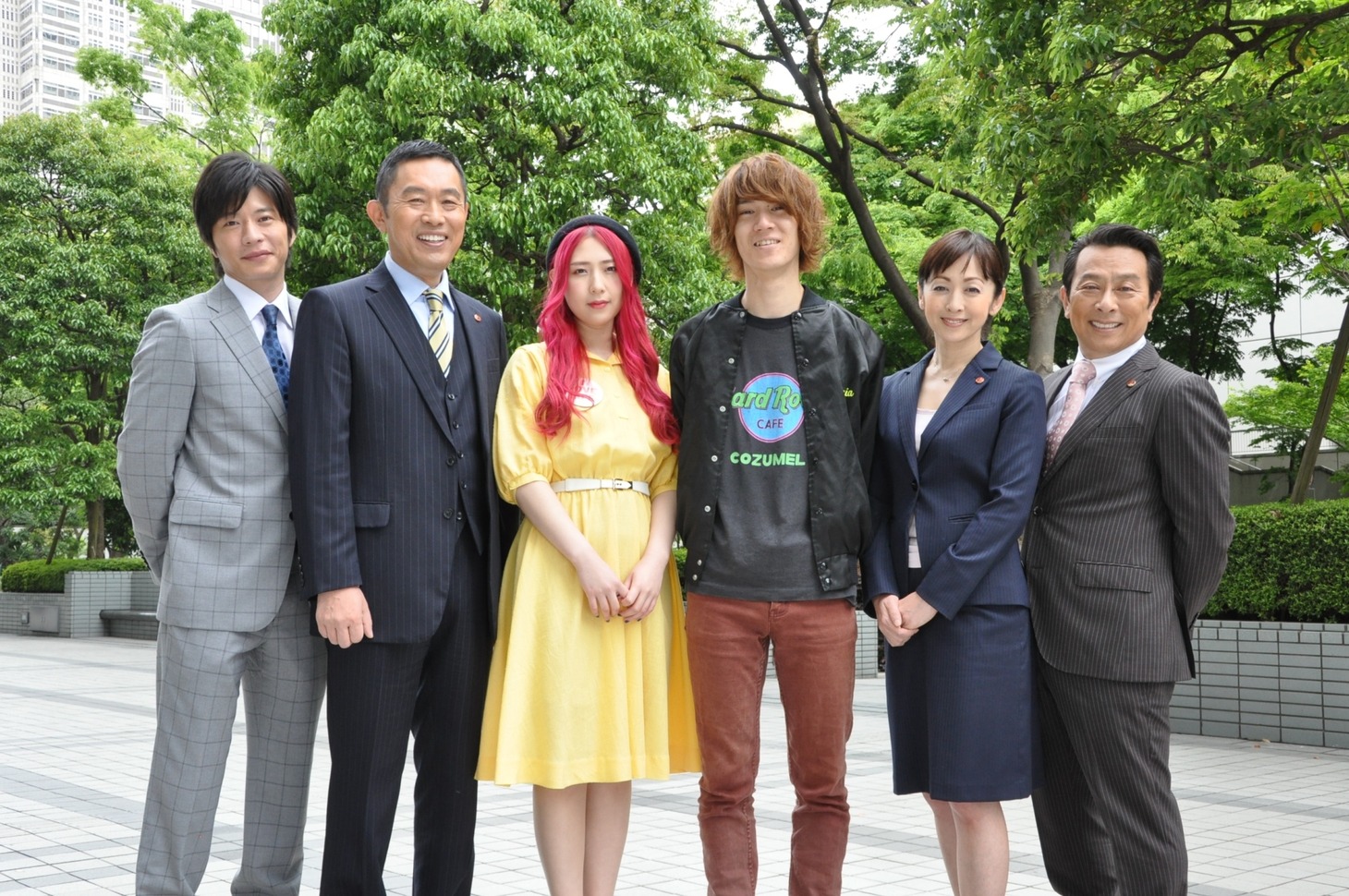 左から田中圭、内藤剛志、松尾レミ、亀本寛貴、斉藤由貴、金田明夫。 (c)テレビ朝日
