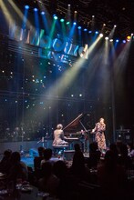 「残酷な天使のテーゼ」を披露するまらしぃと高橋洋子。（撮影：石阪大輔）