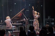 まらしぃ「残酷な天使のテーゼ」を高橋洋子とコラボ＆ファンと乾杯したビルボード公演