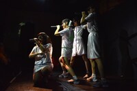 サングラス姿で登場した新生lyrical school。