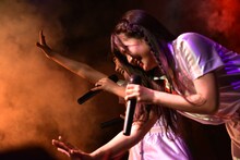 ヘッズの声援に応えるminan（左）とhinako（右）。