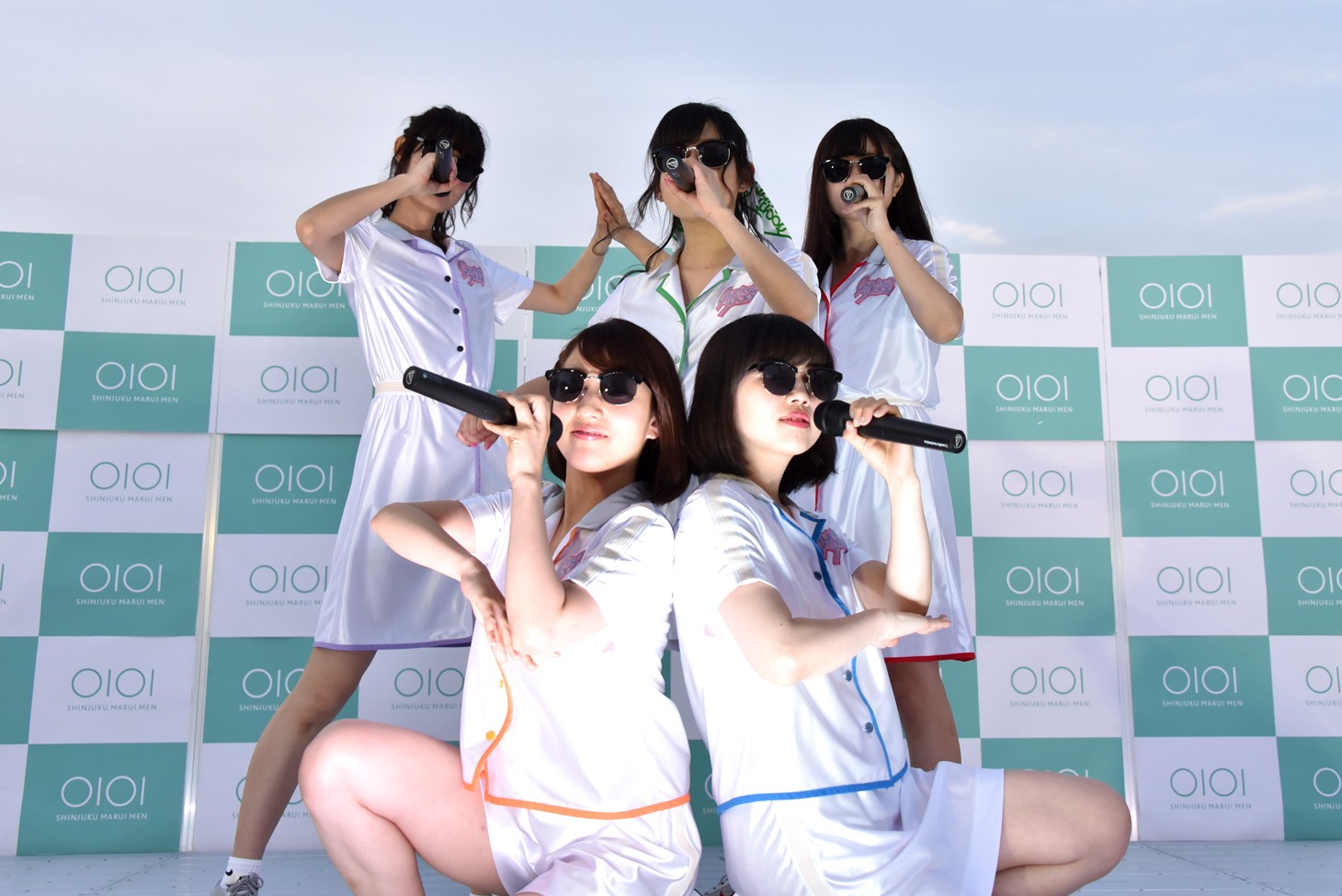 新宿マルイ メン屋上でフリーライブを行うlyrical school。