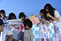 ケーキの箱を開けるhime（中央）。