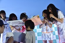 ケーキの箱を開けるhime（中央）。