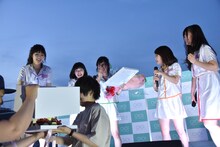 ケーキのデザインに驚くhime（中央）。