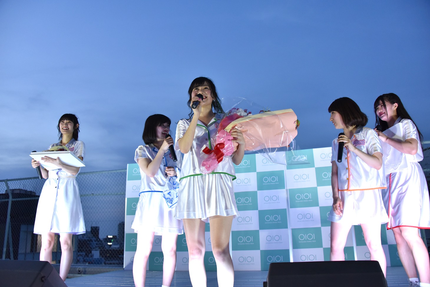 花束を手にヘッズへ感謝の言葉を届けるhime（中央）。