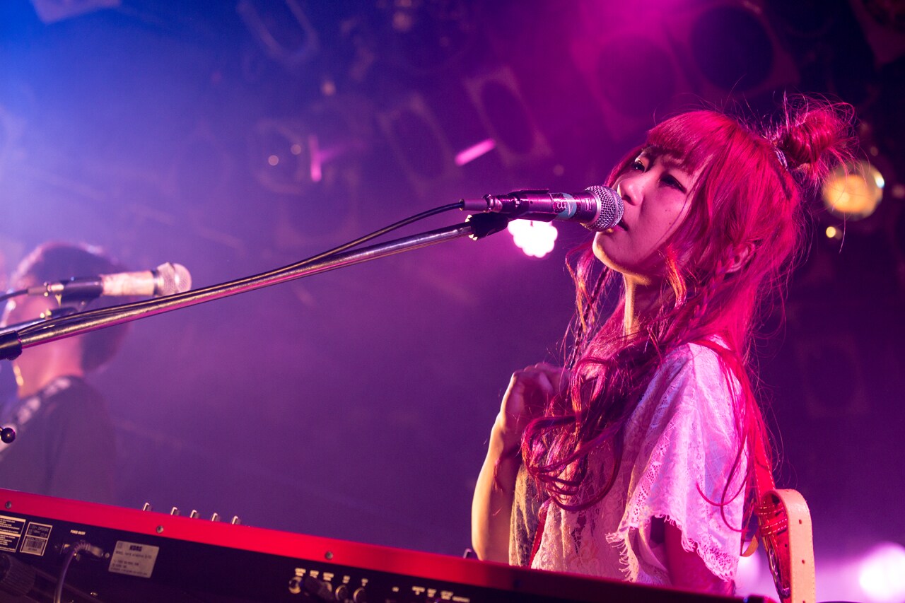 mick（Vo, G, Piano）（撮影：日吉"JP"純平）