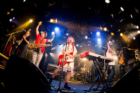 Amelie「Amelie『ドラマチック』Release Tour 2017」東京・渋谷CLUB QUATTRO公演の様子。（撮影：日吉"JP"純平）