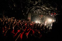 Amelie「Amelie『ドラマチック』Release Tour 2017」東京・渋谷CLUB QUATTRO公演の様子。（撮影：日吉"JP"純平）