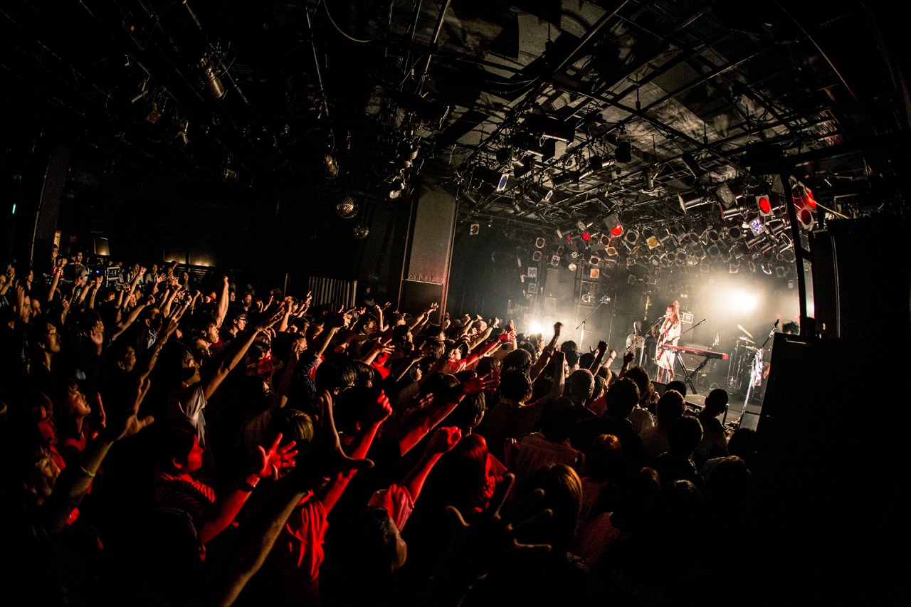 Amelie「Amelie『ドラマチック』Release Tour 2017」東京・渋谷CLUB QUATTRO公演の様子。（撮影：日吉"JP"純平）