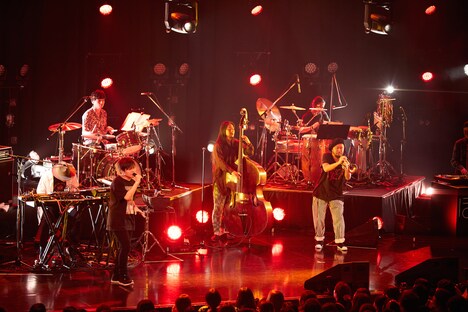 SOIL&"PIMP"SESSIONSのタブゾンビ（Tp）と秋田ゴールドマン（B）を交えてのセッションの様子。（撮影：平田浩基）