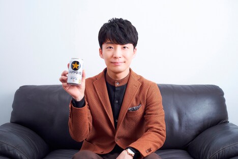 「サッポロ生ビール黒ラベル」を手にする星野源。
