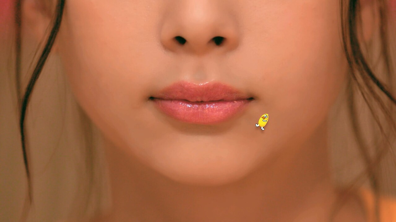 「明治濃厚チーズリゾット」「明治 完熟トマトと十勝産チーズのリゾット」ウェブCMのワンシーン。