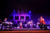 「Hug」をアコースティックで演奏する5人。（Photo by Hajime Kamiiisaka）