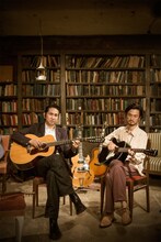 「ふたりソウルショウ」で共演する田島貴男（左）と長岡亮介（右）。（撮影：柴田恵理）