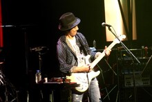 山崎まさよし「YAMAZAKI MASAYOSHI HALL TOUR 2017 "The Life I Live"」神奈川・神奈川県民ホール公演の様子。