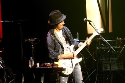 山崎まさよし「YAMAZAKI MASAYOSHI HALL TOUR 2017 "The Life I Live"」神奈川・神奈川県民ホール公演の様子。