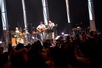 山崎まさよし「YAMAZAKI MASAYOSHI HALL TOUR 2017 "The Life I Live"」神奈川・神奈川県民ホール公演の様子。