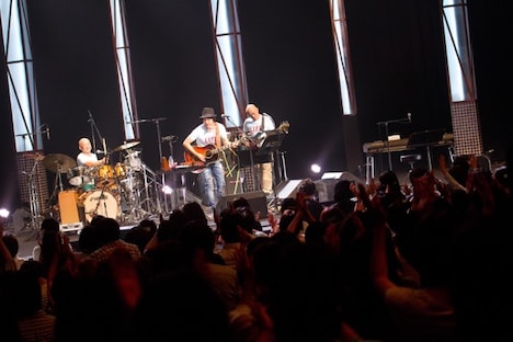 山崎まさよし「YAMAZAKI MASAYOSHI HALL TOUR 2017 "The Life I Live"」神奈川・神奈川県民ホール公演の様子。