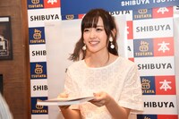 ファンに「あいりまにあ」を手渡す鈴木愛理（℃-ute）。