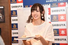 ファンに「あいりまにあ」を手渡す鈴木愛理（℃-ute）。