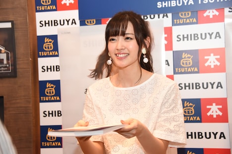 ファンに「あいりまにあ」を手渡す鈴木愛理（℃-ute）。