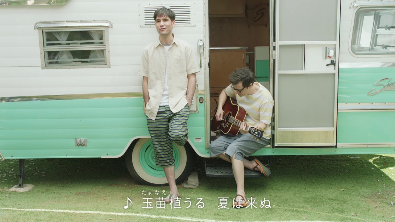 スコット＆リバース、ステテコ姿で「夏は来ぬ」歌うユニクロキャンペーンムービー