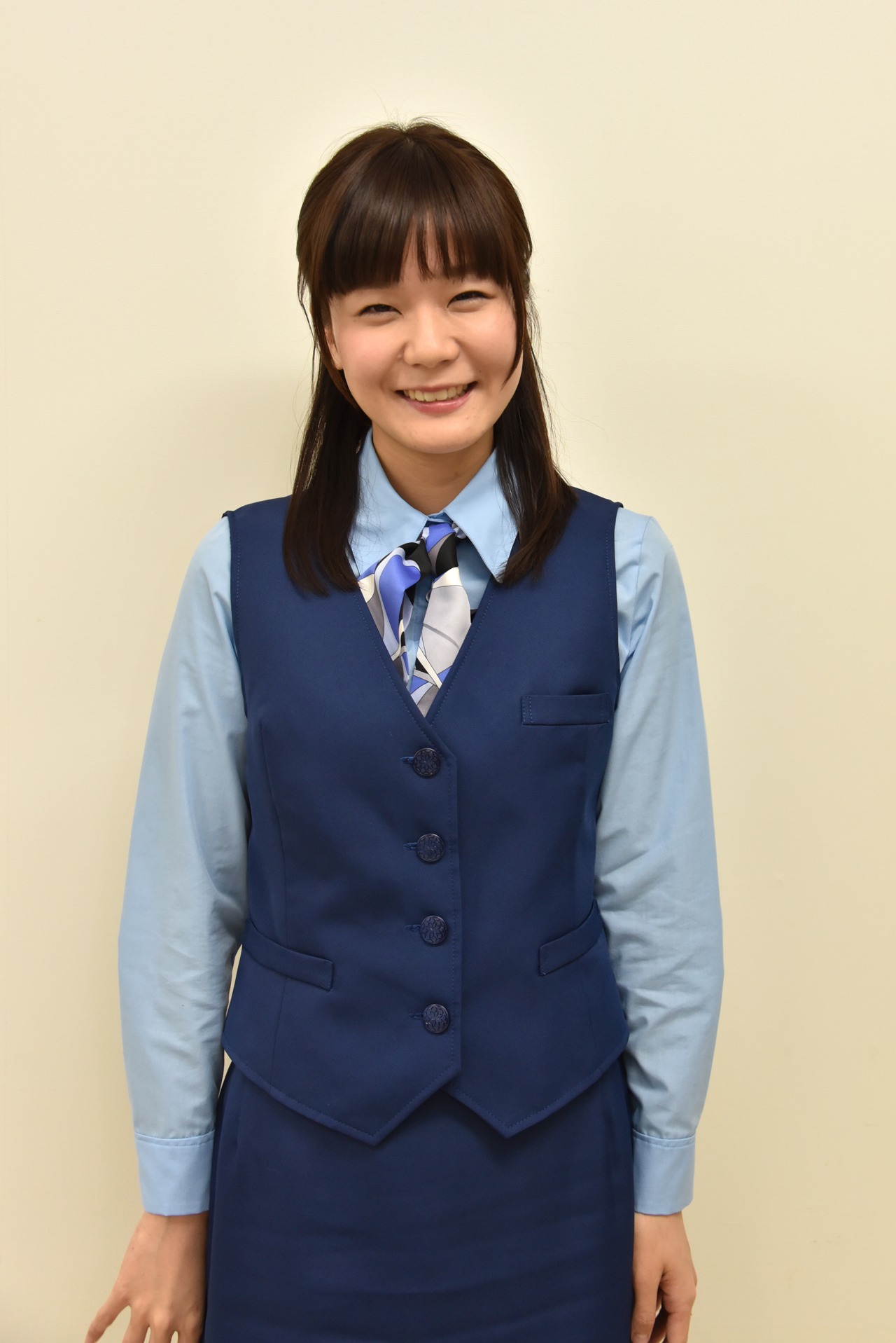 OL衣装ではにかむ吉澤嘉代子。